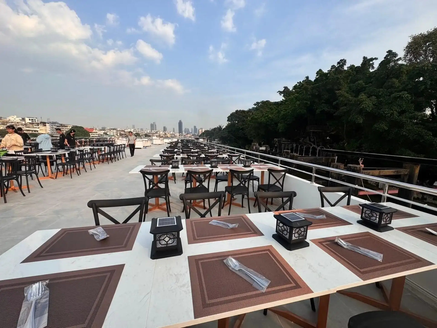 Bangkok: Luxury Cruise on Chao Phraya River w/ Free Flow Beer & Wine (The Luxury White Cruise)