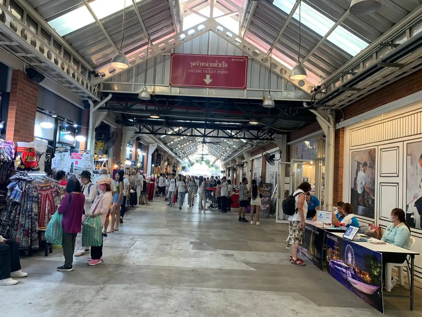 Bangkok: Luxury Cruise on Chao Phraya River w/ Free Flow Beer & Wine (The Luxury White Cruise)