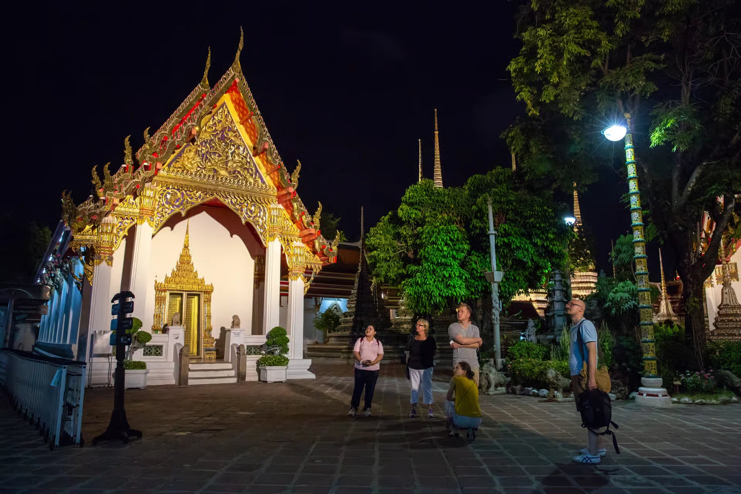 Bangkok: Tuk-Tuk Night Tour to Markets, Temples & Street Food