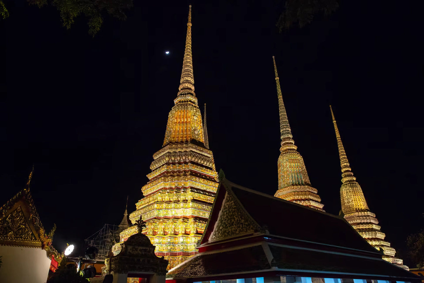 Bangkok: Tuk-Tuk Night Tour to Markets, Temples & Street Food