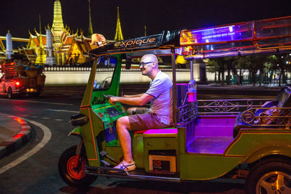 Bangkok: Tuk-Tuk Night Tour to Markets, Temples & Street Food